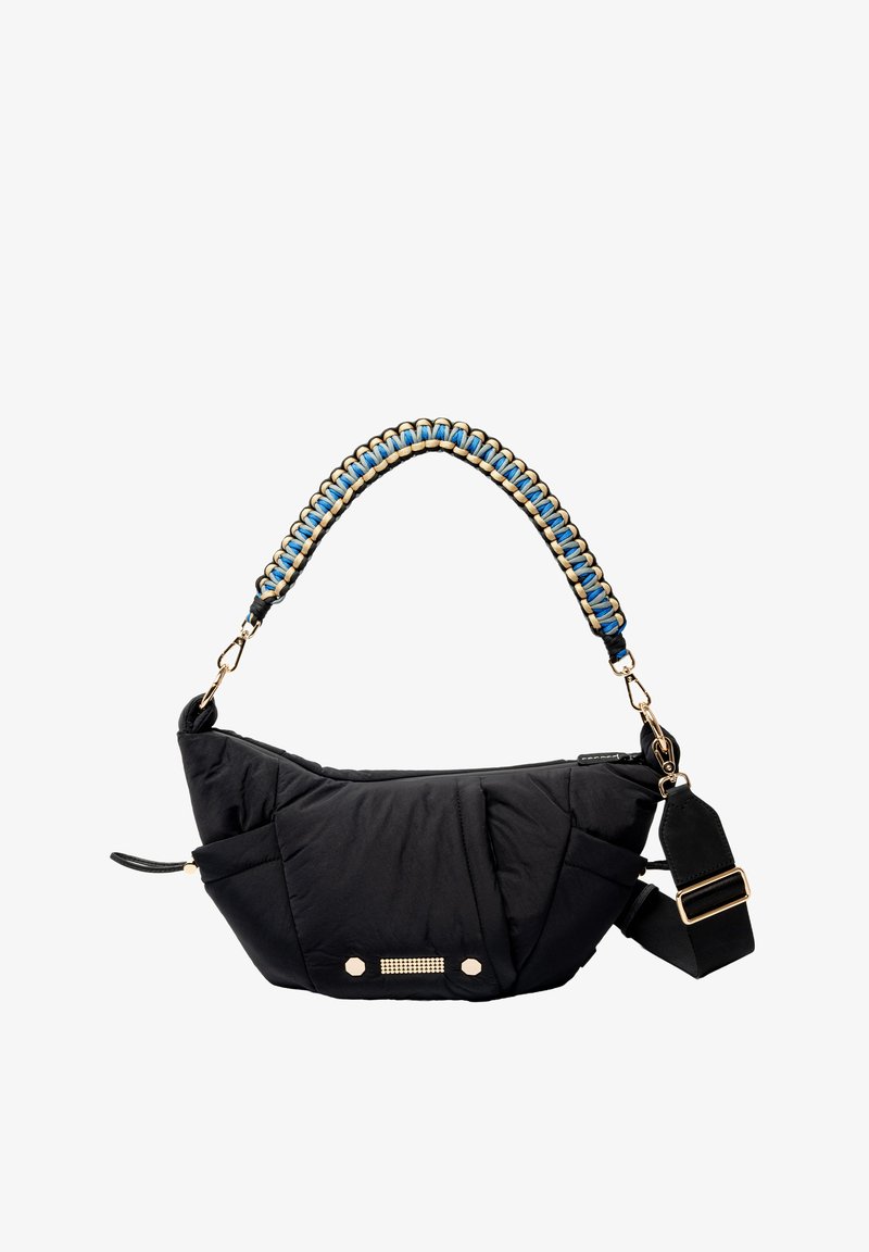 Zwarte getailleerde tas met een kenmerkende gevlochten blauw en tan handvat, gouden accenten en een ritssluiting. Beschikt over zijvakken voor extra opslag.