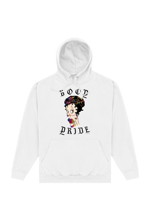 Biała bluza z kapturem z grafiką postaci o czarnych włosach i kolczykach, ozdobiona tekstem "SOCIAL PRIDE" napisanym grubą czarną czcionką.