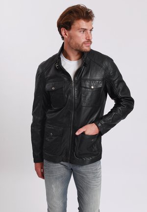 Zwarte leren jas met ritsluiting, twee borstzakken met kleppen en zijzakken; gestructureerde afwerking, slim fit en staande kraag.