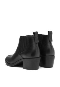 Mustad mustad nööriga ankle saapad, elastsete külgpaneelidega, tekstuuriga seljaosa ja madala plokknäpuga. Varustatud tõmbevahedega, et kanda oleks lihtne.