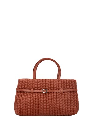 Barna bőr kézitáska szövött mintázattal, két fogantyúval és egy vékony ezüst csattal ellátott övvel a felső középső részen.
