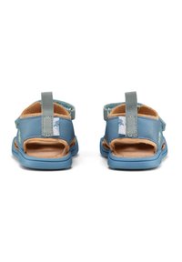 Sandalias azules con parte trasera y delantera abiertas, parte superior de cuero suave, correa ajustable y plantilla acolchada. Presenta un pequeño logo en el lateral.