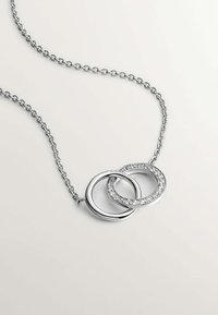 Collar de plata con dos anillos entrelazados; uno es liso y el otro está adornado con piedras de rhinestones transparentes a lo largo del borde.