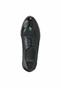 Chaussure brogue en cuir noir et en vernis avec lacets, à semelle marron, vue de dessus sur fond blanc.