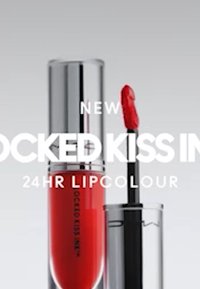 Rouge à lèvres liquide en tube transparent avec un capuchon argenté. Comprend un applicateur noir avec une pointe fine pour une application précise.