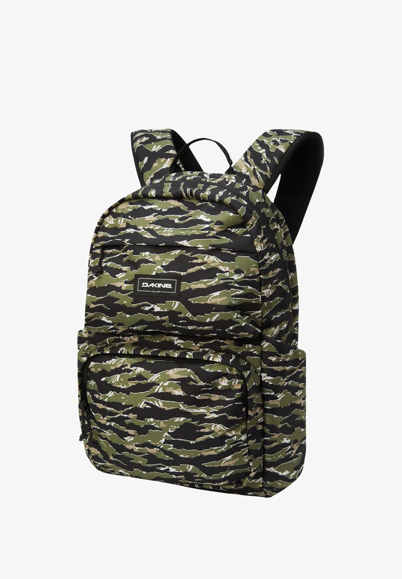 De camouflage rugzak heeft een duurzame stof, meerdere compartimenten, gewatteerde banden en een zwart-groen kleurenschema met een gestructureerd patroon.