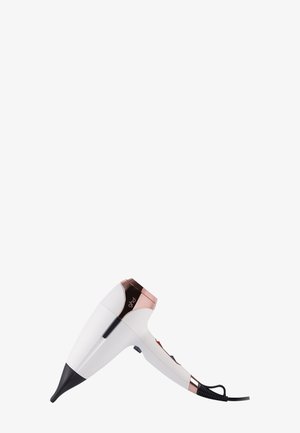 Sèche-cheveux avec un corps blanc, des accents or rose et un embout noir. Présente une poignée courbée et des boutons de puissance sur le côté, y compris un cordon enroulé.