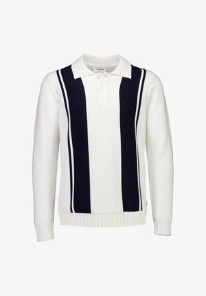 Bela pletena majica z dolgimi rokavi z mornarsko modrimi navpičnimi črtami, rebrastim ovratnikom in manšetami ter zaponko s tremi gumbi na vratu.