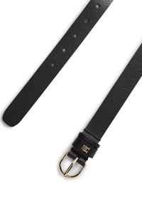 Μαύρη δερμάτινη ζώνη με υφή, με αγκράφα από επιχρυσωμένο μέταλλο και λεπτομέρεια λογότυπου, διαθέτει πολλαπλές τρύπες για ρύθμιση κατά μήκος του ιμάντα.