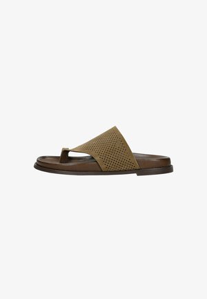 Sandalo scivolo in pelle marrone con ampia fascia in suede traforato e anello per l'alluce su suola piatta, mostrato di profilo.