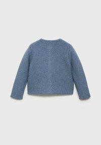 Pletena pulover iz mehkega modrega preje, z okroglo ovratnico in dolgimi rokavi, z gladkim, strukturiranim vzorcem in obdelanim robom.