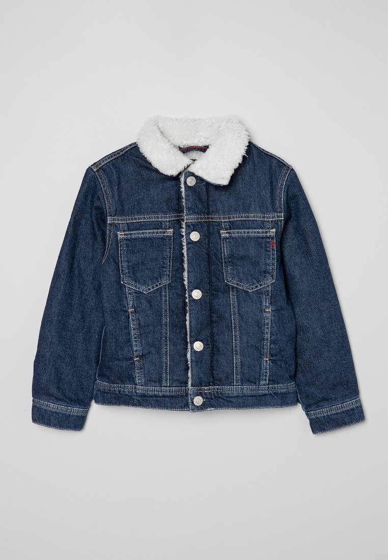 Chaqueta de mezclilla azul oscura con cuello esponjoso blanco, botones en la parte delantera y dos bolsillos en el pecho, apoyada en un fondo blanco.