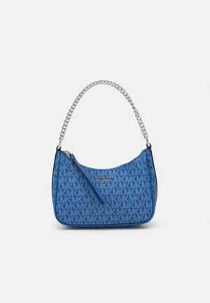 Kleine blauwe Michael Kors schoudertas met zilveren kettinggreep en logopatroon over de stof.