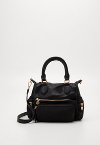 Zwarte leren handtas met twee bovenhandgrepen, gouden beslag, ritsvakken en een textuur met cirkelvormige patronen.