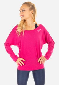 Maglietta a maniche lunghe in tessuto rosa brillante con vestibilità ampia e scollatura larga. Presenta il logo del brand in bianco sul petto.