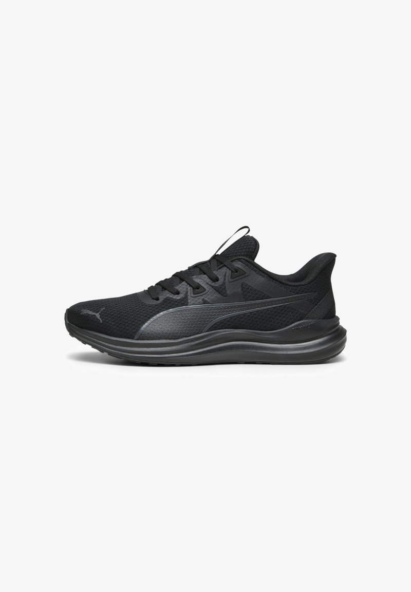 Baskets de sport noires pour homme avec tige en mesh, fermeture à lacets, semelle coussinée et logo Puma sur le côté et l’avant-pied sur fond blanc.