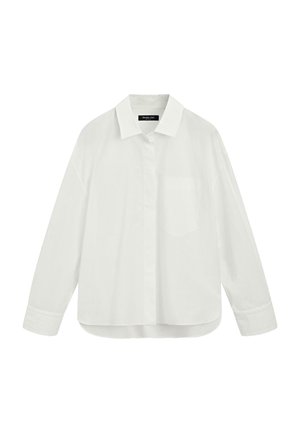 Hvid langærmet skjorte lavet af bomuld, med knaplukning foran, krave og en enkelt brystlomme, i en afslappet pasform og blød tekstur.