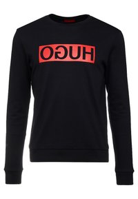 Sudadera negra de mezcla de algodón con cuello redondo. Presenta un gran logo rectangular rojo que dice "HUGO" en letras negras en negrita.