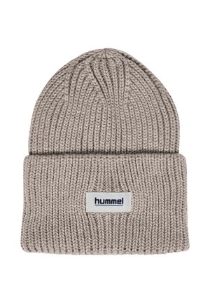 Lichtgrijze geribde gebreide muts met omgeslagen rand en rechthoekig wit label met zwarte tekst "hummel".