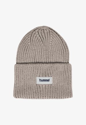 Lysegrå ribstrikket hue med opfoldet kant og rektangulær hvid label med "hummel" i sort tekst.