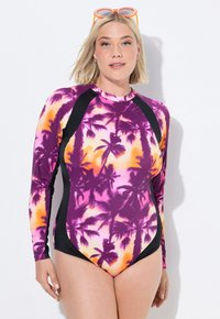 Langarm zwempak met een paars, roze en oranje palmenpatroon. Zwarte zijpanelen en een hoog ontwerp bij de hals. Soepele, rekbare stof.