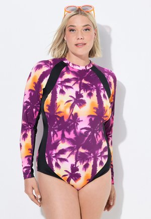 Maillot de bain à manches longues avec un motif de palmiers violet, rose et orange. Panneaux latéraux noirs et un design à col montant. Tissu lisse et extensible.