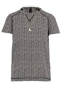 Camisa de manga corta en patrón de zigzag blanco y negro, con escote redondo y cremallera lateral, hecha de tela ligera.