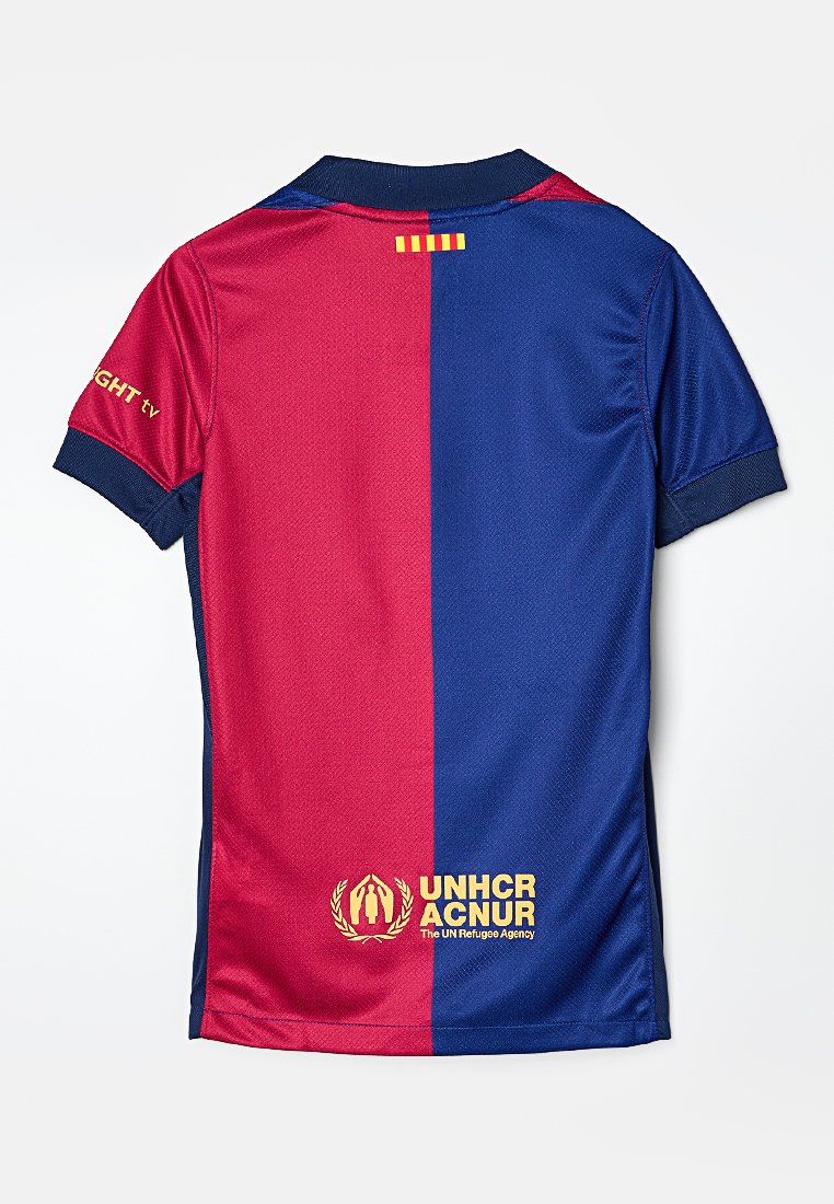 Voetbalshirt met een gesplitst ontwerp in rood en blauw, gemaakt van gladde stof. Toont het "UNHCR"-logo en gouden accenten. Korte mouwen.