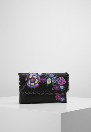 Zwarte clutch tas met bloemembroideries in paars, roze en blauw. Heeft een kettinghengsel en gestikte details langs de rand.