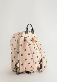 Zaino rosa a pois con accenti grigi. Presenta spallacci imbottiti, una tasca frontale con zip e una maniglia superiore. Texture del tessuto liscia.