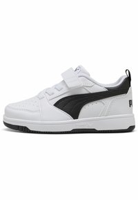 Sneaker blanche avec accents noirs, dotée d'une tige en cuir lisse, de détails perforés, d'une sangle Velcro et d'une semelle en caoutchouc texturée.