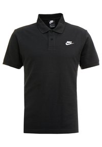 Czarna koszulka polo Nike z kołnierzykiem i dwoma guzikami, z białym logo Nike na lewej klatce piersiowej.