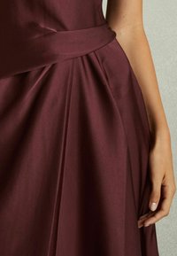 Reiss REGULAR FIT - MICAH DRAPE TUCK - Svečana odjeća - burgundy