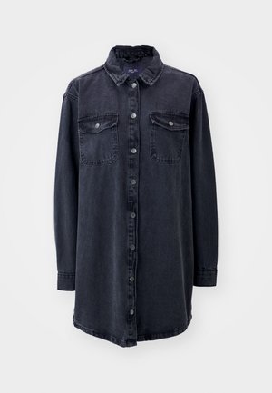 Chemise en denim foncé avec col, manches longues, boutons devant et deux poches poitrine. Présente une coupe légèrement ample et un ourlet incurvé.