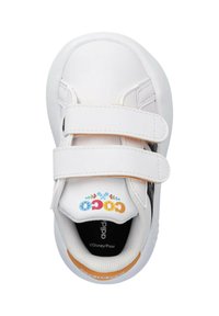 Sneaker bianco con doppie fascette Velcro, dettagli neri e un design colorato "Coco" sulla linguetta. Punta rotonda e suola testurizzata.