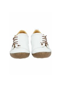 Witte leren veterschoenen met een bruine veters, getextureerde bruine zolen, afgeronde teenvorm en een gladde afwerking. Het interieur heeft een tan voering.