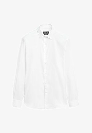 Witte overhemd met een button-down kraag, lange mouwen en een knoopsluiting aan de voorkant. De stof lijkt soepel met een lichte glans.