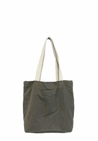 Platnena torba s prugama i širokim ručkama od platna, s opuštenim oblikom, crno-bijelim okomitim prugama i teksturiranim završetkom.