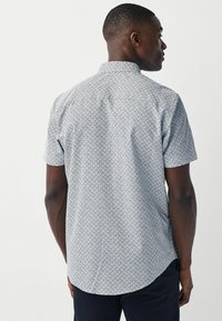 Next OXFORD FIT SHORT SLEEVE REGULAR FIT - Košile - white blue geometric