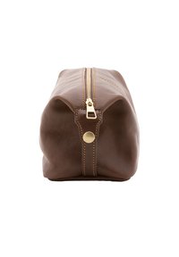 Borsa da toilette in pelle marrone con chiusura a zip, fondo piatto e dettagli in metallo dorato. Presenta cuciture visibili per un tocco di stile in più.