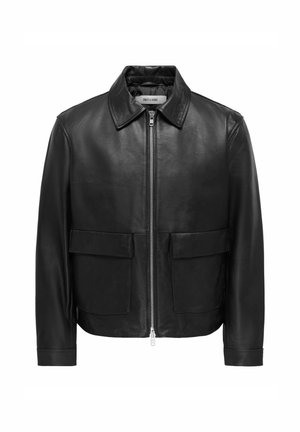 Veste en cuir noire avec fermeture éclair à l'avant, col à revers et deux grandes poches à rabat sur le devant.