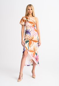 Abito monospalla a fantasia floreale con vita arricciata e spacco alto. Realizzato in tessuto leggero, presenta tonalità di arancione, rosa e viola.