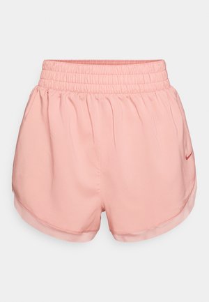 Lyserøde atletiske shorts med elastisk talje, glat tekstur, buede kanter og et lille rødt Nike-logo på den nederste side.
