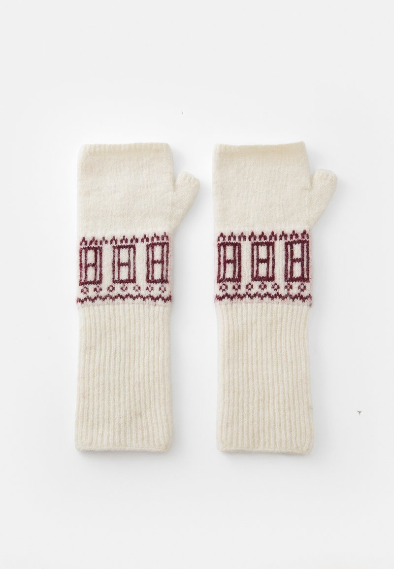 Crème-kleurige vingerloze handschoenen van wol, met een bordeauxrood gebreid patroon van ramen en decoratieve accenten op de pols.
