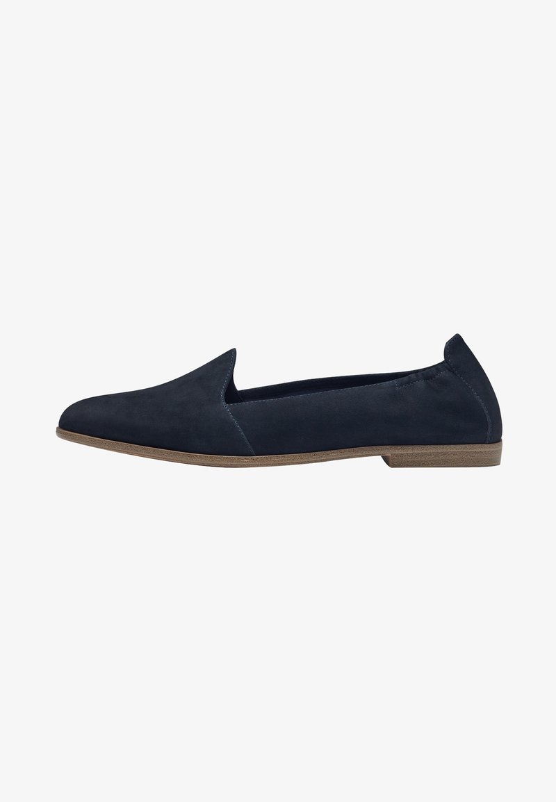 Tumedast suesest slip-on kingad, terava nina, madala profiiliga ja sileda tekstuuriga. Pruun kummitald, minimaalne õmbluste detail.