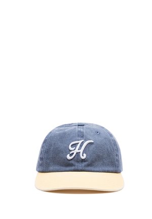 Gorra de béisbol azul con visera beige y letra "H" bordada en blanco en el centro frontal.