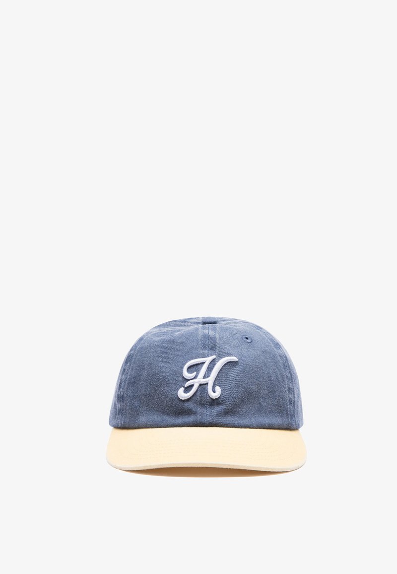 Casquette de baseball bleue avec une visière beige et la lettre "H" blanche brodée au centre devant.