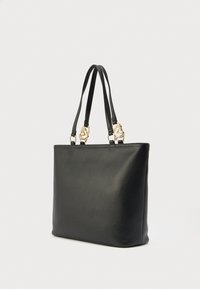 Μαύρη τσάντα χειρός από δέρμα με υφή, με δύο επάνω λαβές και χρυσαφί μεταλλικά διακοσμητικά στα σημεία σύνδεσης των ιμάντων.