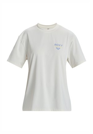 T-shirt blanc à manches courtes en tissu lisse, arborant un petit logo "ROXY" bleu sur la poitrine gauche et un design en forme de cœur.