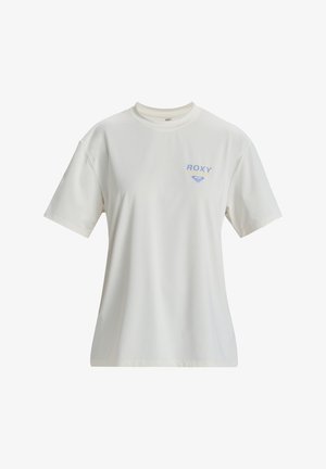 Biele tričko s krátkym rukávom vyrobené z hladkej tkaniny, s malým modrým logom "ROXY" na ľavej strane hrude a dizajnom srdca.